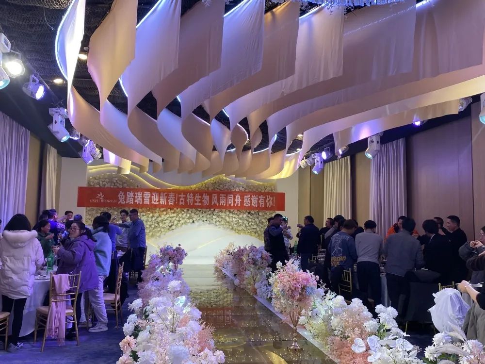 所有員工歡聚一堂，共同舉杯慶祝